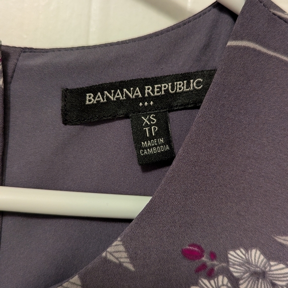 3/$20 Banana Republic Sleeveless Blouse, Floral - Picture 3 of 5